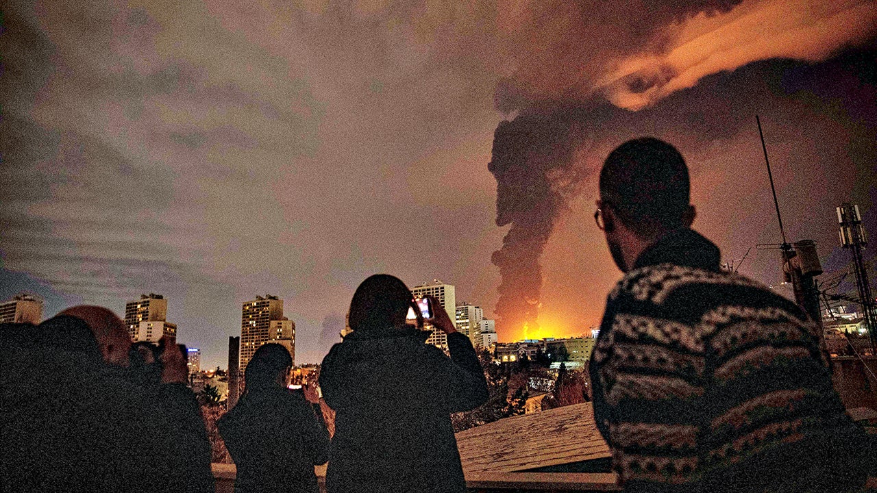 Trump announces he will hold a news conference from Florida before returning to DC