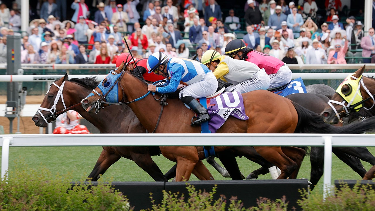 Who is racing and what are the betting odds in the 152nd Kentucky Derby?