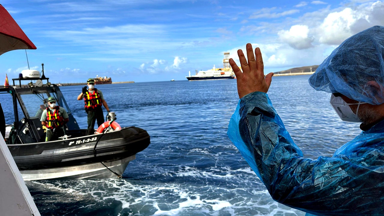 Passengers of cruise ship hit by hantavirus begin evacuating in Canary Islands